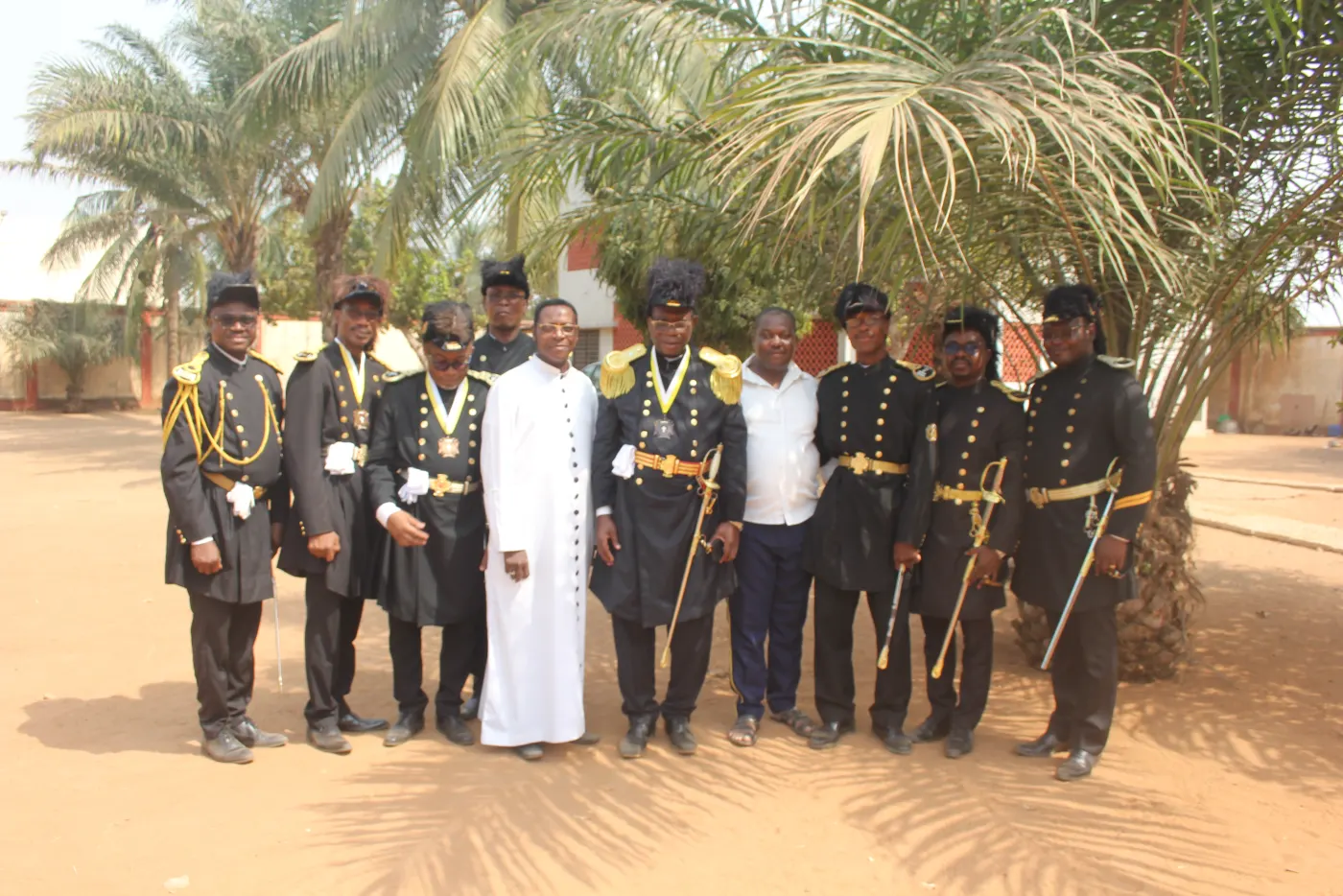 Groupe de membres en tenue officielle